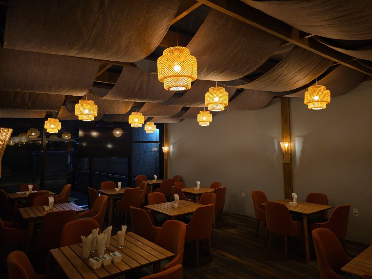Jardaim Bar — ambiente interno iluminado